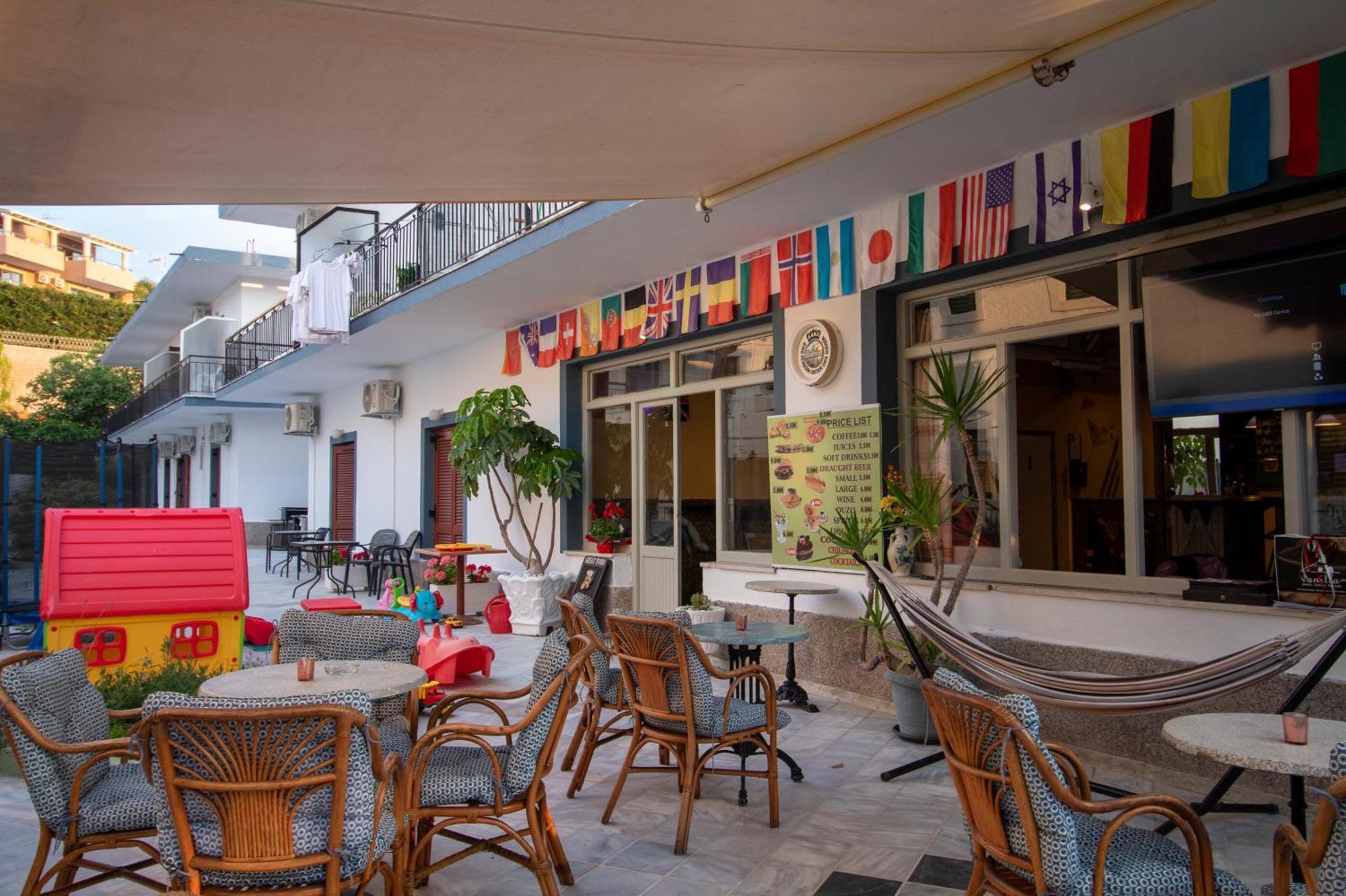 Aparthotel Harrys Bar &