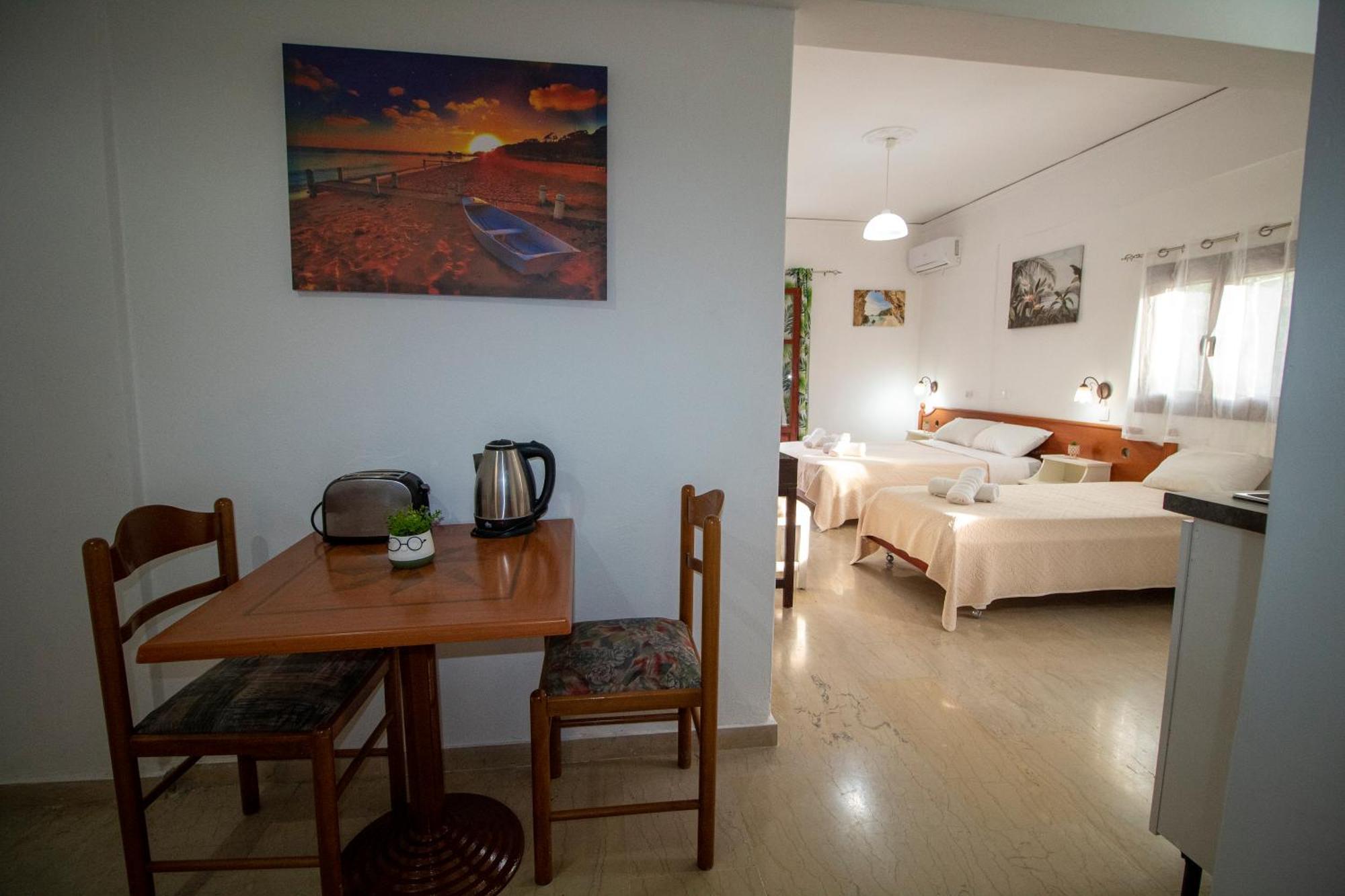 Harrys Bar & Aparthotel