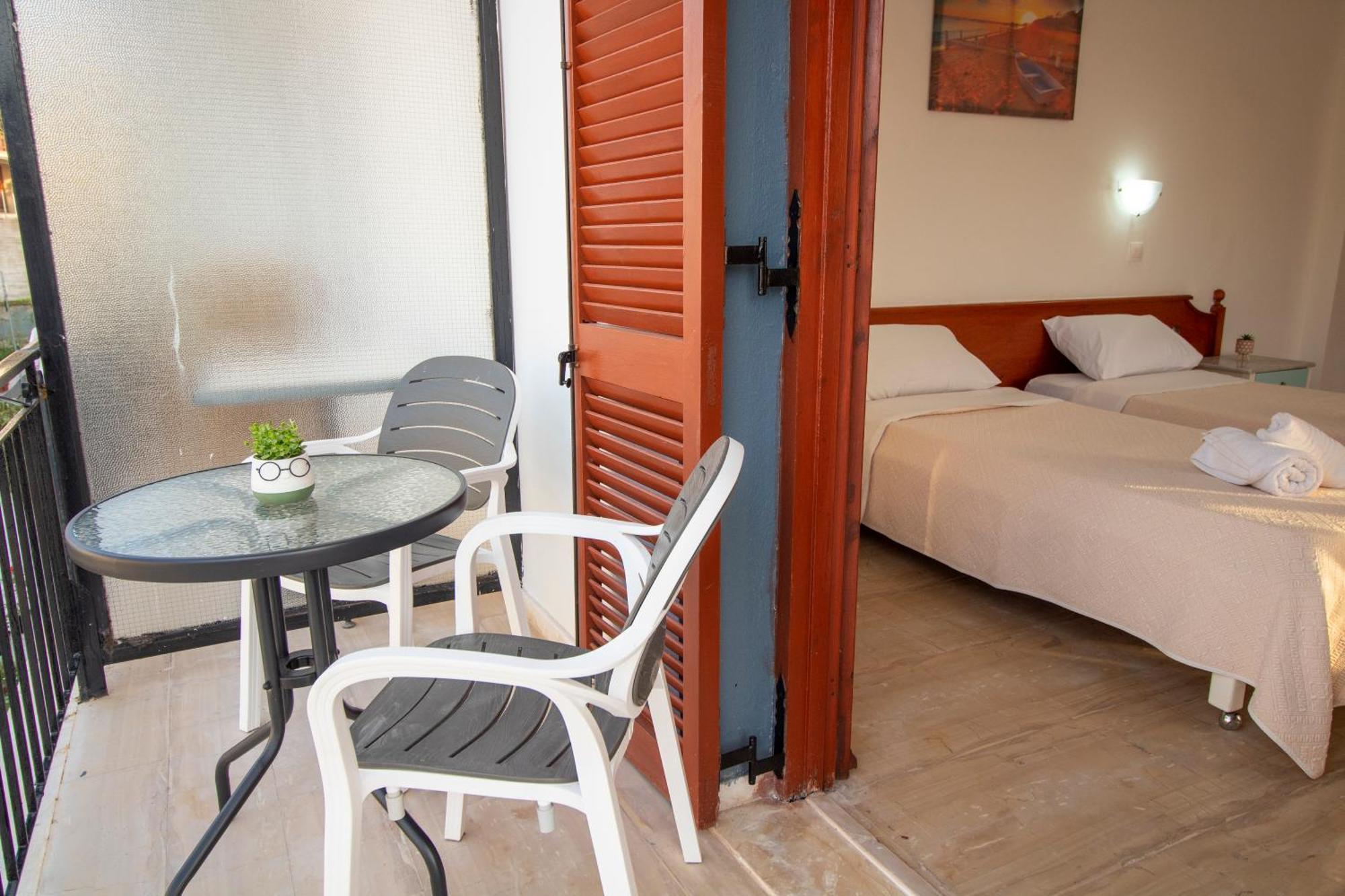 Aparthotel Harrys Bar & *